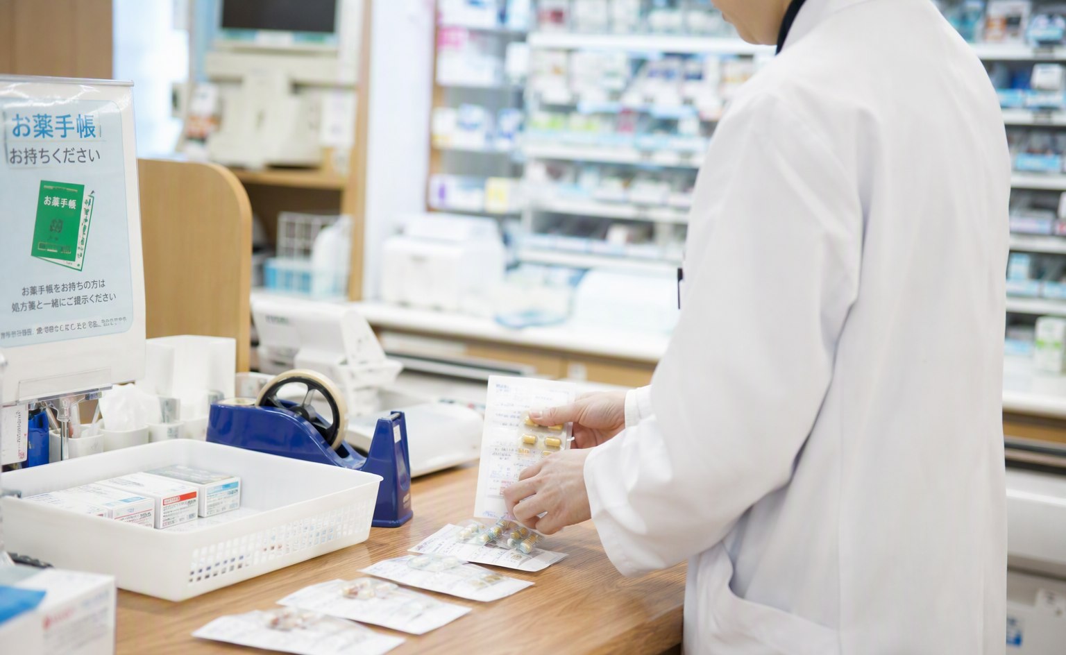 調剤カウンターで正確にお薬をそろえる薬剤師